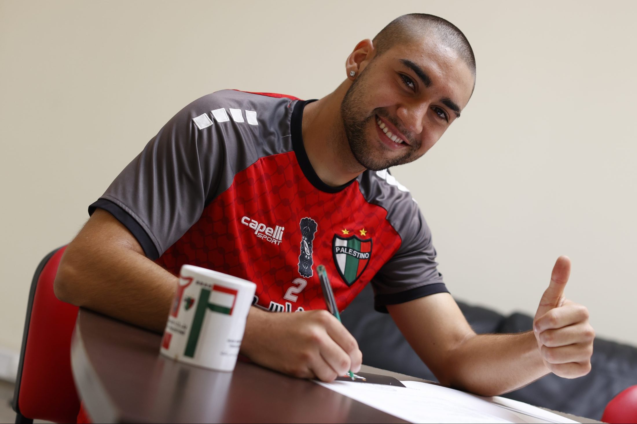 Antonio Ceza es profesional: firmó su primer contrato