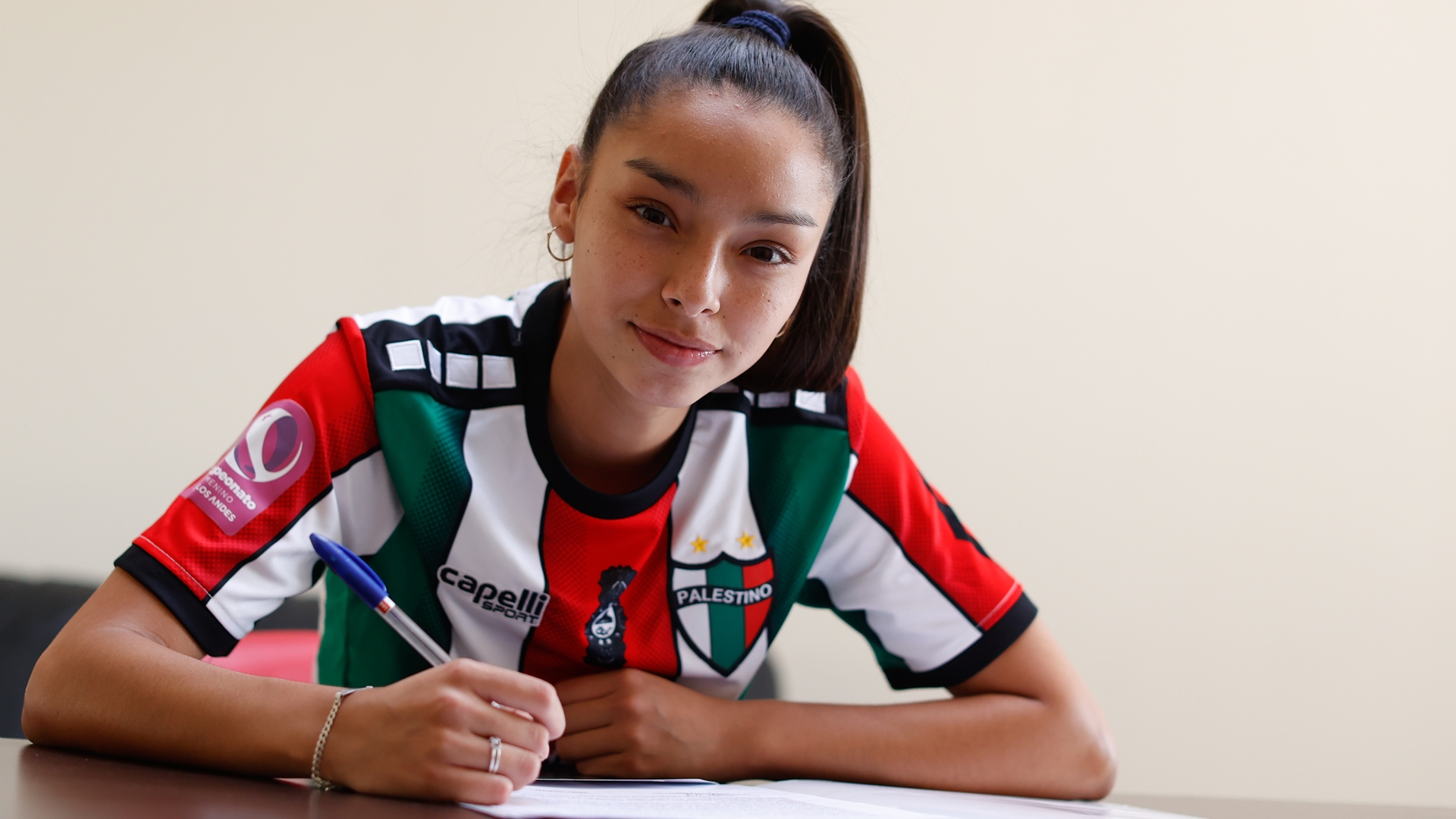 Maitte Tapia firmó su primer contrato profesional