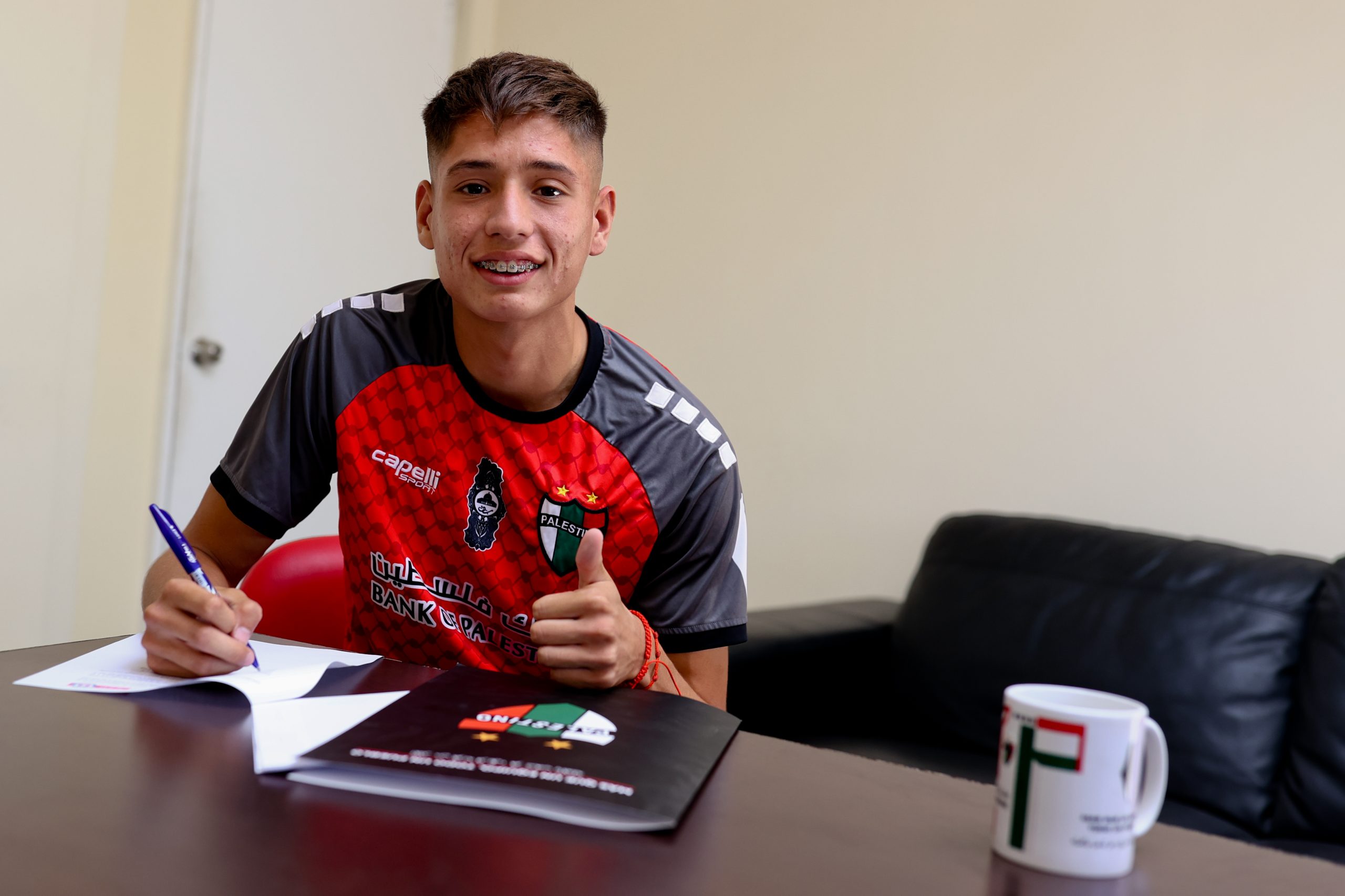 Iván Román firmó su primer contrato